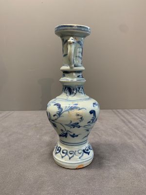 A pair of Chinese blue and white handled vases with floral design, Ming — photo 5