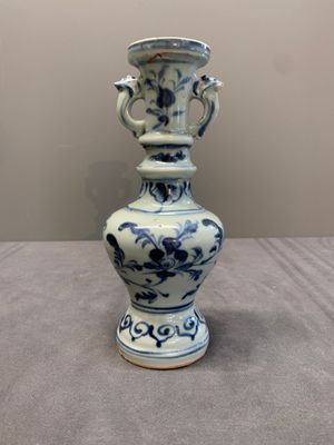 A pair of Chinese blue and white handled vases with floral design, Ming — photo 8