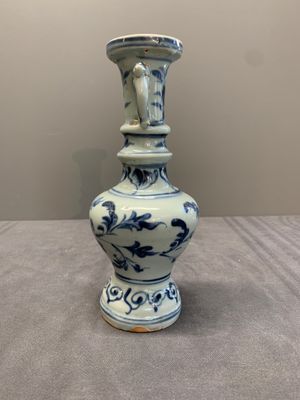 A pair of Chinese blue and white handled vases with floral design, Ming — photo 9