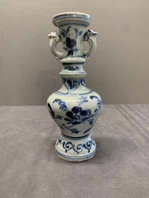 A pair of Chinese blue and white handled vases with floral design, Ming — photo 10