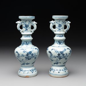 A pair of Chinese blue and white handled vases with floral design, Ming — photo 1