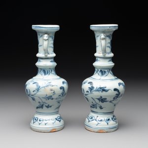 A pair of Chinese blue and white handled vases with floral design, Ming — photo 2