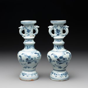 A pair of Chinese blue and white handled vases with floral design, Ming — photo 3