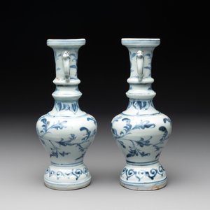 A pair of Chinese blue and white handled vases with floral design, Ming — photo 4