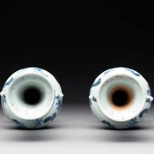 A pair of Chinese blue and white handled vases with floral design, Ming — photo 5