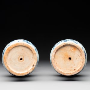 A pair of Chinese blue and white handled vases with floral design, Ming — photo 6