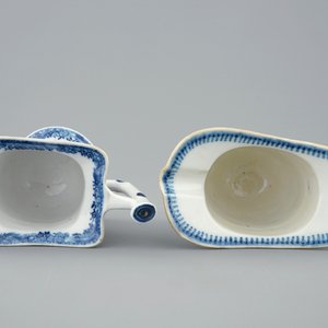 A pair of Chinese blue and white helmet-shaped jugs, Qianlong, 18th C. — photo 6