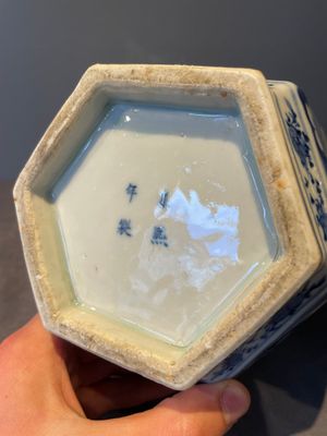 A pair of Chinese blue and white hexagonal jars and covers with a lady holding a fan, 19th C. — foto 10