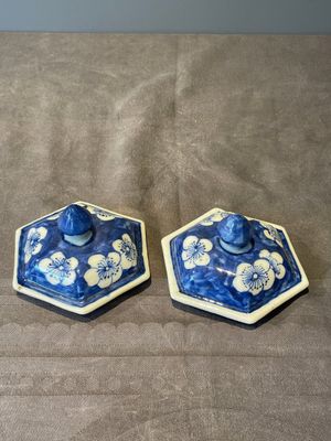A pair of Chinese blue and white hexagonal jars and covers with a lady holding a fan, 19th C. — foto 12