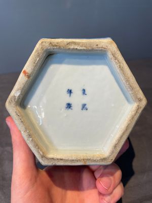 A pair of Chinese blue and white hexagonal jars and covers with a lady holding a fan, 19th C. — foto 14