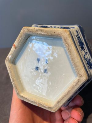 A pair of Chinese blue and white hexagonal jars and covers with a lady holding a fan, 19th C. — foto 15