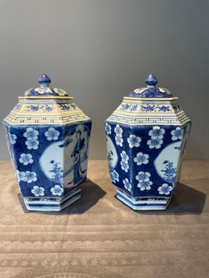 A pair of Chinese blue and white hexagonal jars and covers with a lady holding a fan, 19th C. — foto 2