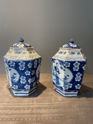 A pair of Chinese blue and white hexagonal jars and covers with a lady holding a fan, 19th C. — foto 3