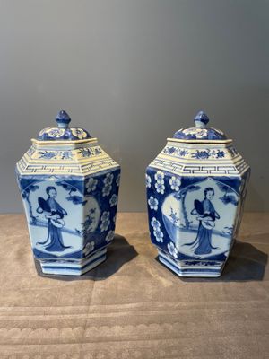 A pair of Chinese blue and white hexagonal jars and covers with a lady holding a fan, 19th C. — foto 4
