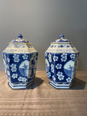 A pair of Chinese blue and white hexagonal jars and covers with a lady holding a fan, 19th C. — foto 5