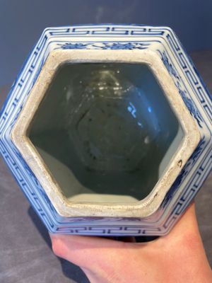 A pair of Chinese blue and white hexagonal jars and covers with a lady holding a fan, 19th C. — foto 7
