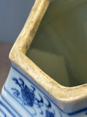 A pair of Chinese blue and white hexagonal jars and covers with a lady holding a fan, 19th C. — foto 8