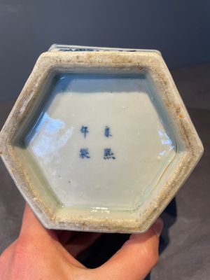 A pair of Chinese blue and white hexagonal jars and covers with a lady holding a fan, 19th C. — foto 9