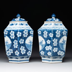 A pair of Chinese blue and white hexagonal jars and covers with a lady holding a fan, 19th C. — foto 2