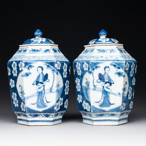 A pair of Chinese blue and white hexagonal jars and covers with a lady holding a fan, 19th C. — foto 3