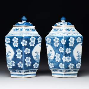 A pair of Chinese blue and white hexagonal jars and covers with a lady holding a fan, 19th C. — foto 4