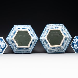 A pair of Chinese blue and white hexagonal jars and covers with a lady holding a fan, 19th C. — foto 5