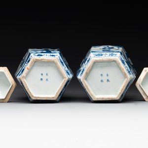 A pair of Chinese blue and white hexagonal jars and covers with a lady holding a fan, 19th C. — foto 6
