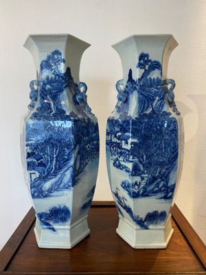 A pair of Chinese blue and white hexagonal 'mountainous landscape' vases, 19th C. — 照片 1