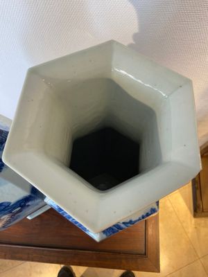 A pair of Chinese blue and white hexagonal 'mountainous landscape' vases, 19th C. — 照片 15
