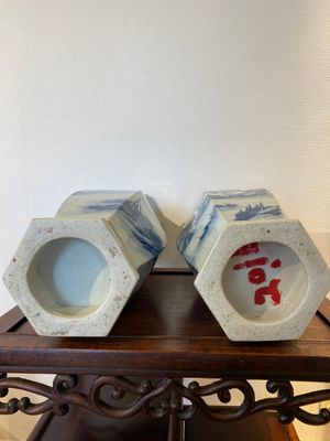 A pair of Chinese blue and white hexagonal 'mountainous landscape' vases, 19th C. — 照片 17