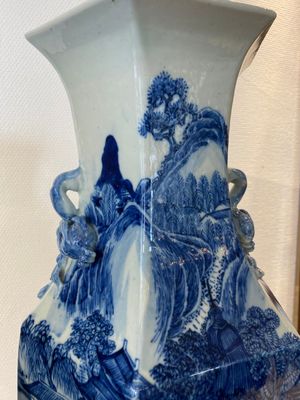 A pair of Chinese blue and white hexagonal 'mountainous landscape' vases, 19th C. — 照片 2
