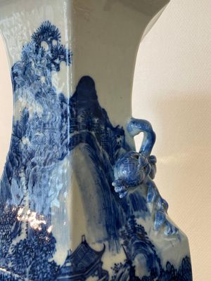 A pair of Chinese blue and white hexagonal 'mountainous landscape' vases, 19th C. — 照片 3