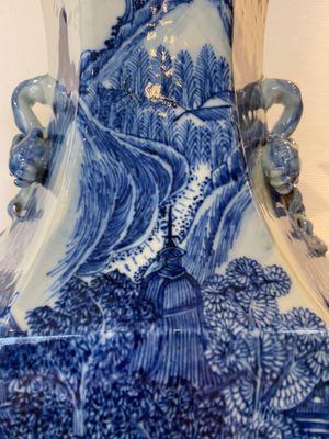 A pair of Chinese blue and white hexagonal 'mountainous landscape' vases, 19th C. — 照片 4