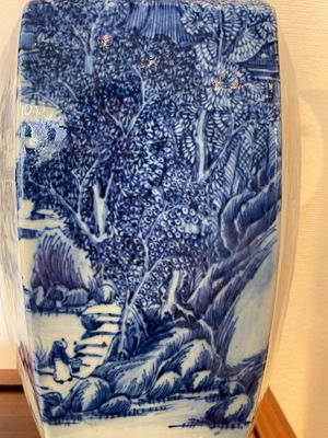 A pair of Chinese blue and white hexagonal 'mountainous landscape' vases, 19th C. — 照片 5
