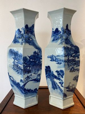 A pair of Chinese blue and white hexagonal 'mountainous landscape' vases, 19th C. — 照片 6