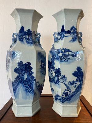 A pair of Chinese blue and white hexagonal 'mountainous landscape' vases, 19th C. — 照片 8