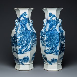 A pair of Chinese blue and white hexagonal 'mountainous landscape' vases, 19th C. — 照片 1