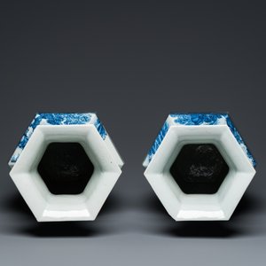 A pair of Chinese blue and white hexagonal 'mountainous landscape' vases, 19th C. — 照片 5