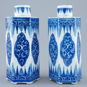 A pair of Chinese blue and white hexagonal tea caddies and covers, Kangxi — 照片 2