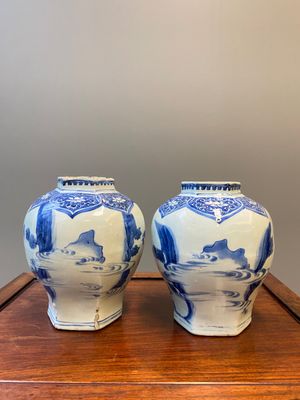 A pair of Chinese blue and white hexagonal vases, Transitional period — photo 3