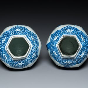 A pair of Chinese blue and white hexagonal vases, Transitional period — photo 7