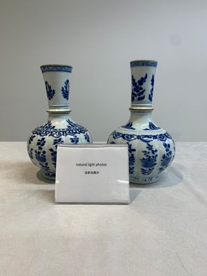 A pair of Chinese blue and white hookah bases with floral design, Kangxi — photo 1