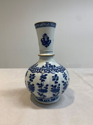 A pair of Chinese blue and white hookah bases with floral design, Kangxi — photo 2