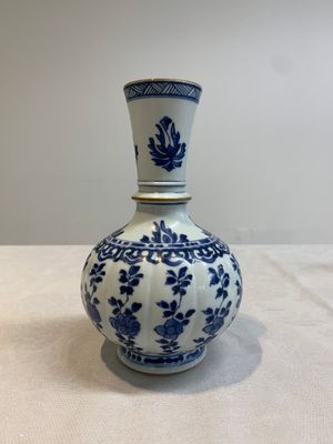 A pair of Chinese blue and white hookah bases with floral design, Kangxi — photo 3