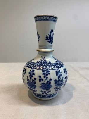 A pair of Chinese blue and white hookah bases with floral design, Kangxi — photo 4