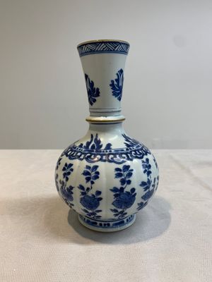 A pair of Chinese blue and white hookah bases with floral design, Kangxi — photo 5