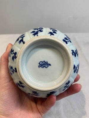 A pair of Chinese blue and white hookah bases with floral design, Kangxi — photo 7