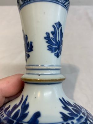 A pair of Chinese blue and white hookah bases with floral design, Kangxi — photo 8