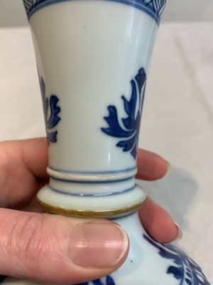 A pair of Chinese blue and white hookah bases with floral design, Kangxi — photo 9