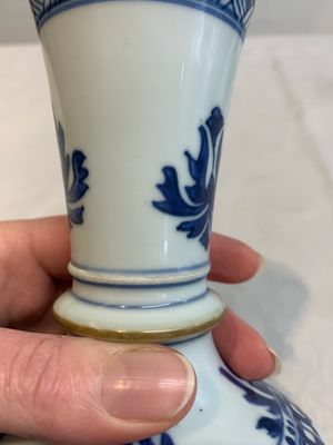 A pair of Chinese blue and white hookah bases with floral design, Kangxi — photo 10